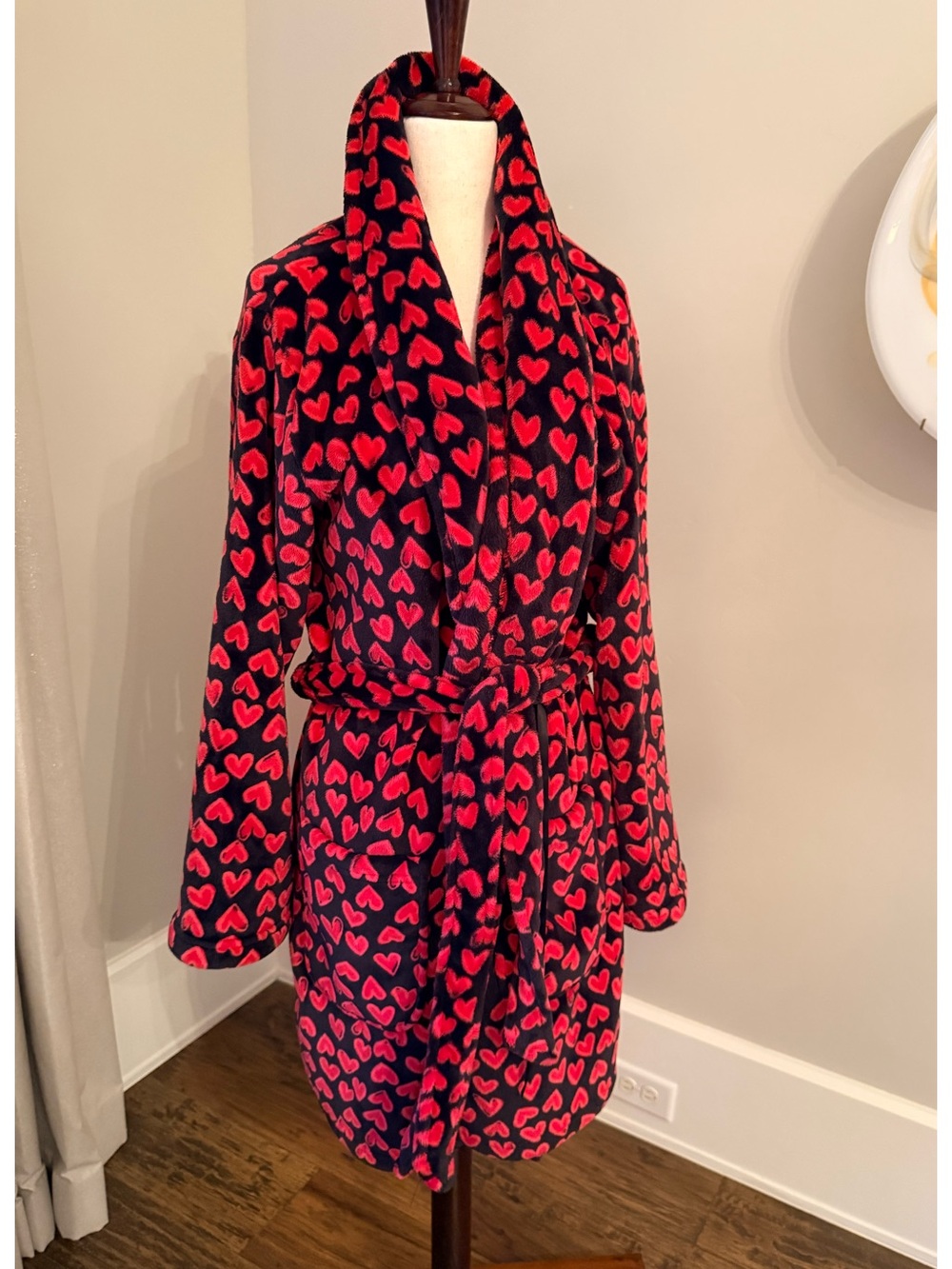 NWT VS M/L Gorgeous & Comfy Heart Print Robe - Black and Red Size M/L!